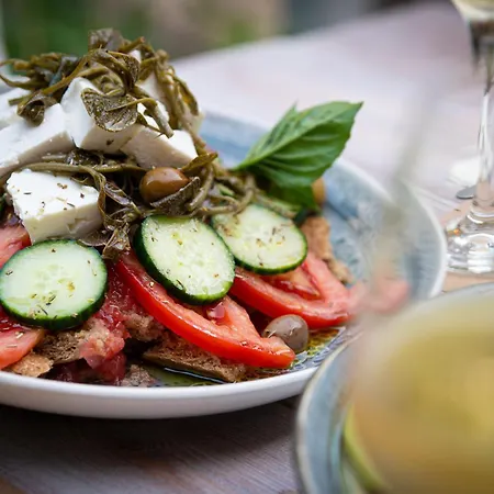 Ganimede Hotel, Hotel